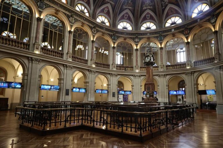 El Ibex 35 se deja casi un 2% en la media sesión, pendiente de la situación entre Ucrania y Rusia