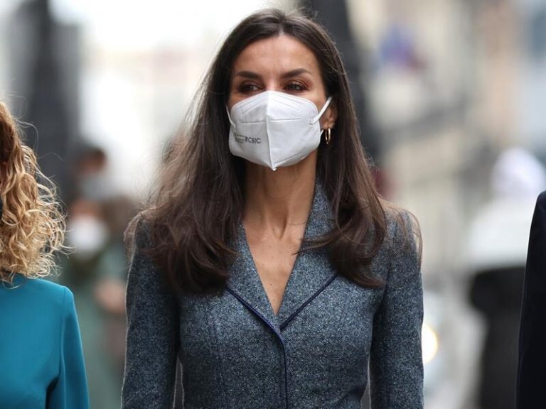 Atemporal, clásica y femenina, la Reina Letizia actualiza su ‘idilio’ con Felipe Varela con uno de sus diseños favoritos