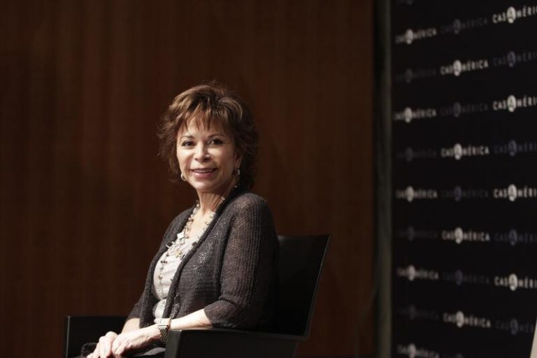 Isabel Allende, sobre derribo de estatuas: «No se debe enseñar Historia solo como la cuenta el hombre blanco vencedor»