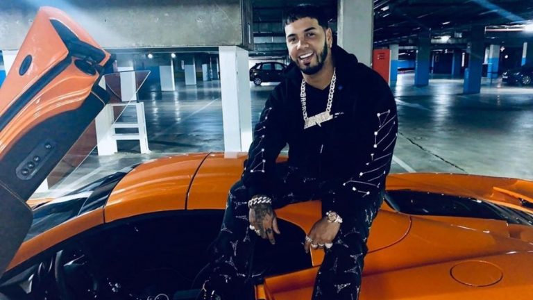 Anuel AA en ‘Llorando en un Ferrari’, su último videoclip