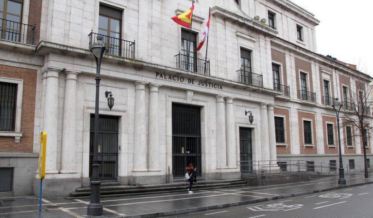 Juicio en Valladolid contra un reincidente sin carné que lanzó una maza a unos agentes