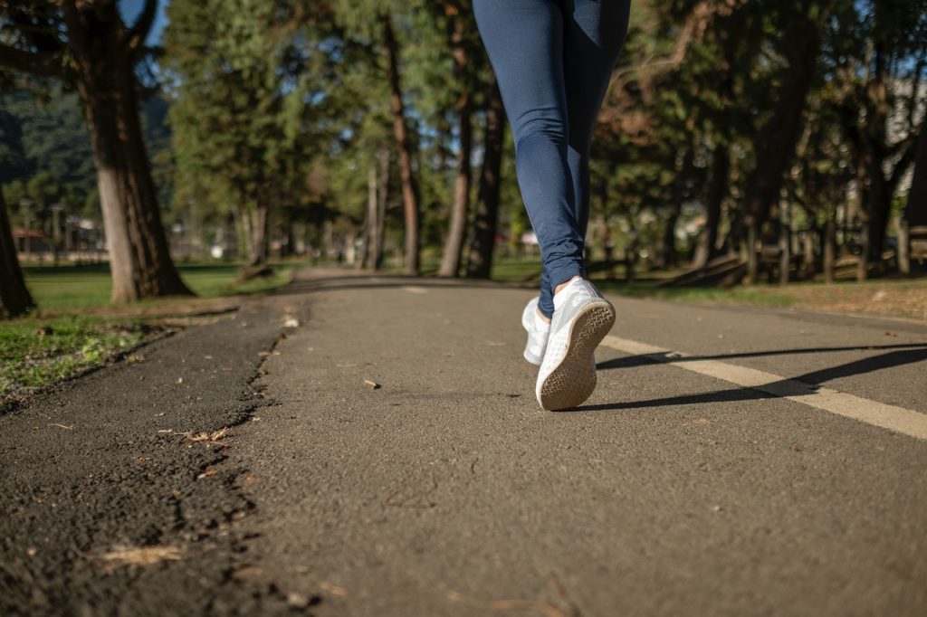Beneficios Fisicos Y Mentales De Andar Hacia Atras