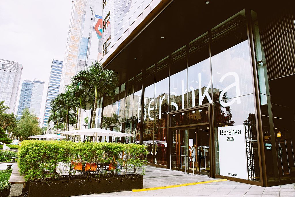 Esta parka de Bershka está en tres colores y rebajada un 30%