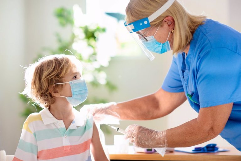 Casi la mitad de niños hospitalizados tiene dolor de cabeza y alteración del estado mental