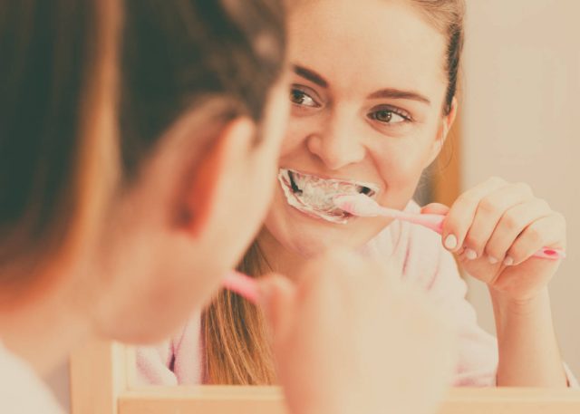 Cepillo dental manual o eléctrico, ¿cuál es mejor?