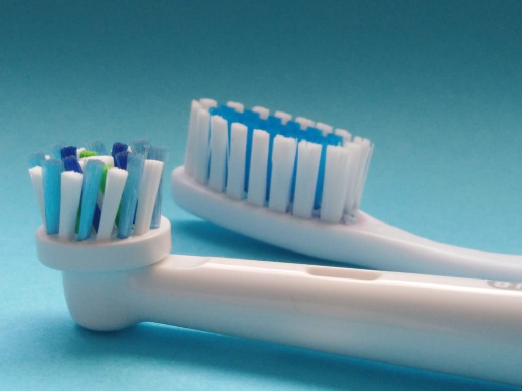 Cepillo dental manual o eléctrico, ¿cuál es mejor?