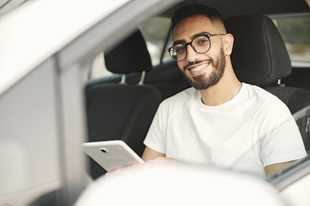 El consejo de la DGT a los conductores que usan gafas o lentillas