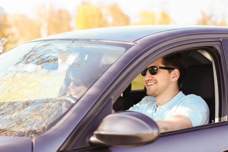 El consejo de la DGT a los conductores que usan gafas o lentillas