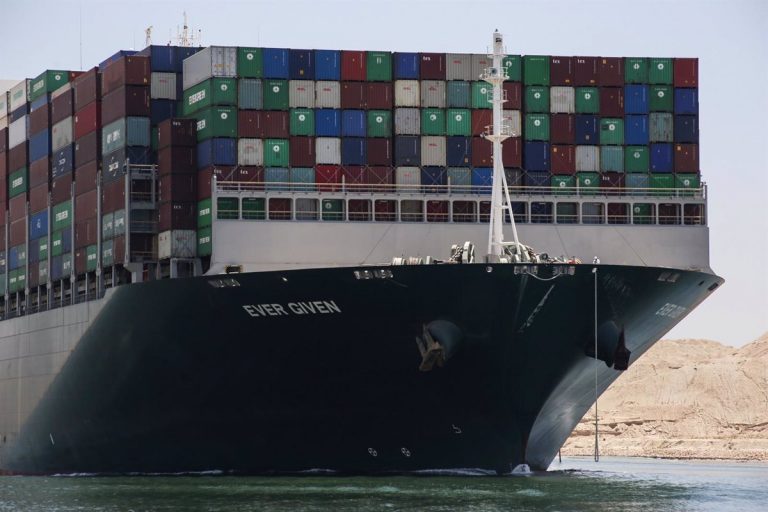 El Canal de Suez logró ingresos récord en 2021, a pesar del atasco del Ever Given