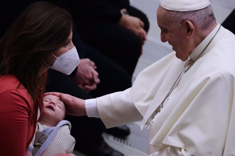 El Papa confiere por primera vez a mujeres el ministerio de lectoras y acólitas en el Vaticano