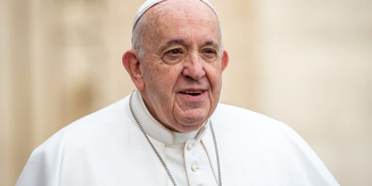 El Papa invita a las parejas que no pueden tener hijos a «no tener miedo» de adoptar