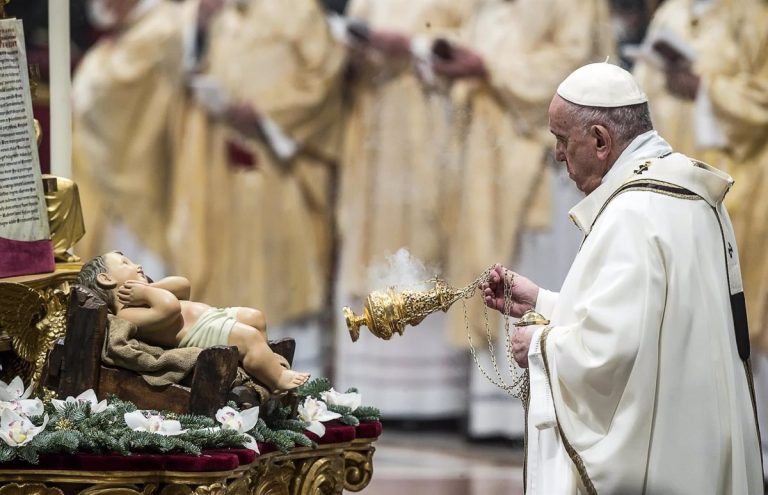 El Papa pide proteger la «identidad cristiana» al bautizar a 16 niños en la capilla Sixtina