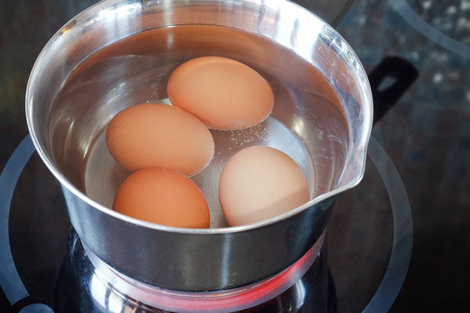 El desconocido uso del agua de cocer los huevos