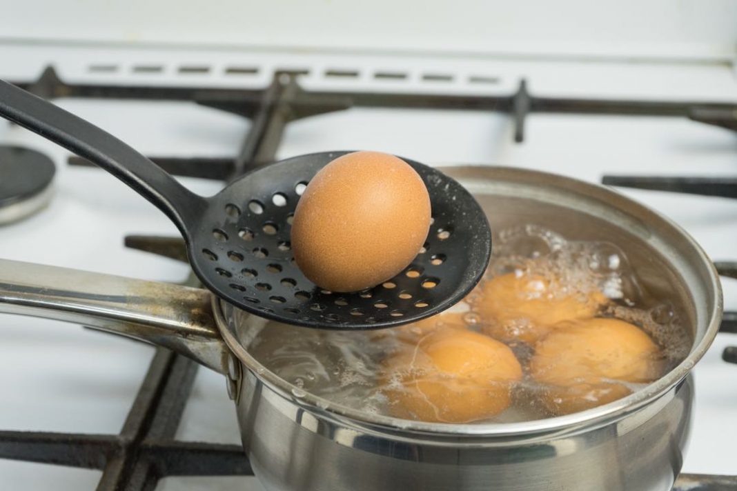 El desconocido uso del agua de cocer los huevos