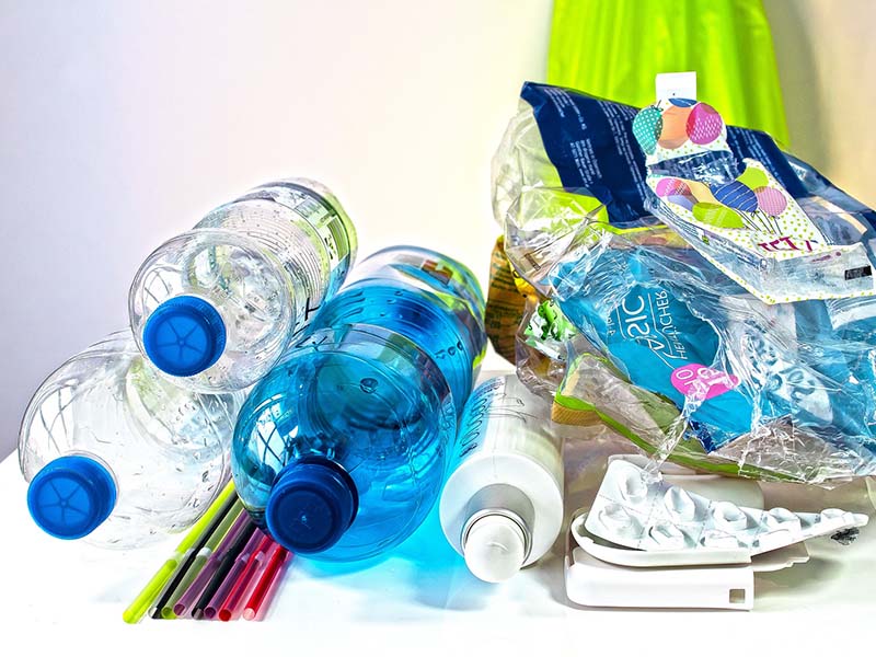 El motivo por el que no deberías reutilizar las botellas de plástico