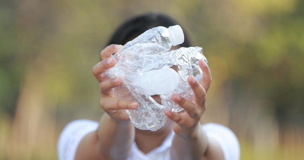 El motivo por el que no deberías reutilizar las botellas de plástico