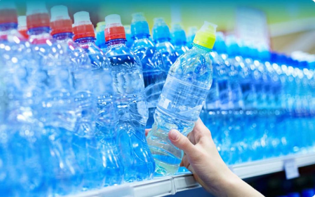 El motivo por el que no deberías reutilizar las botellas de plástico