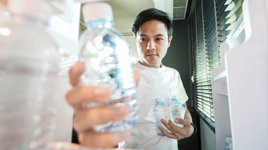 El motivo por el que no deberías reutilizar las botellas de plástico
