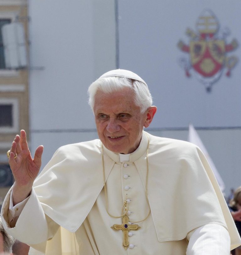 Benedicto XVI cumple 95 años muy débil físicamente, pero con su mente lúcida