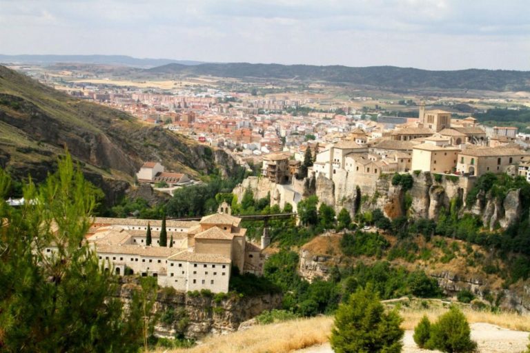 8 destinos y pueblos mágicos para viajar en Semana Santa sin salir de España