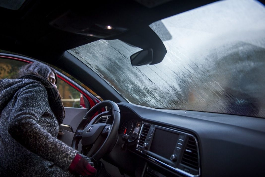 El truco más efectivo para quitar el vaho del cristal del coche