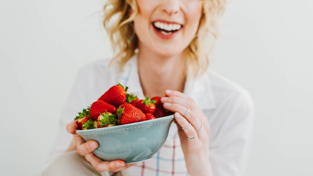 ¿Es saludable cenar solo un yogur o una fruta?