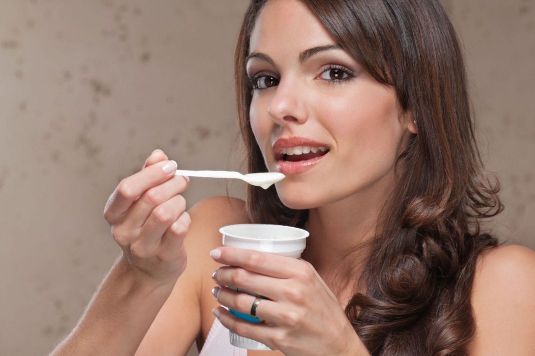 ¿Es saludable cenar solo un yogur o una fruta?