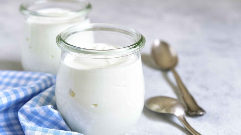 ¿Es saludable cenar solo un yogur o una fruta?