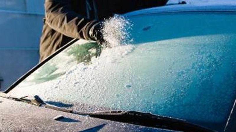 Esta es la mejor forma de quitar el hielo del parabrisas sin rayarlo