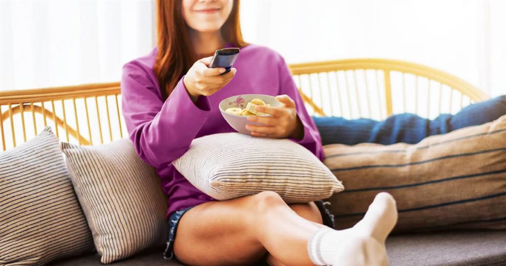 Esta Es La Mejor Postura Para Ver La Televisión Y Cuidar Tu Espalda