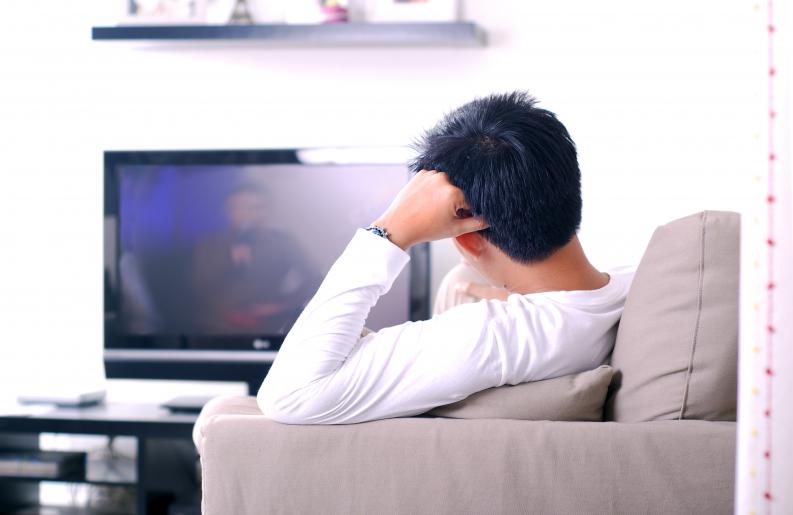 Esta es la mejor postura para ver la televisión y cuidar tu espalda