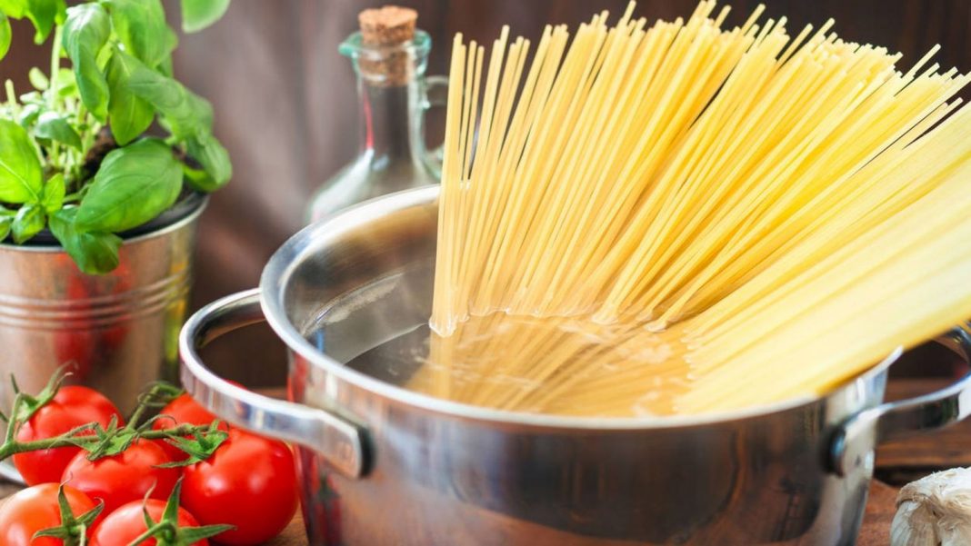 Esto es lo que puedes hacer con el agua de cocer la pasta