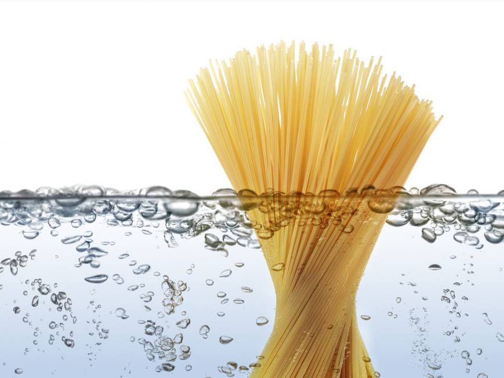 Esto es lo que puedes hacer con el agua de cocer la pasta