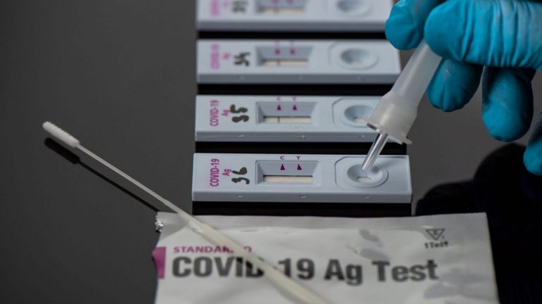 Galicia confía en entregar este lunes los 37.500 test de saliva a colegios