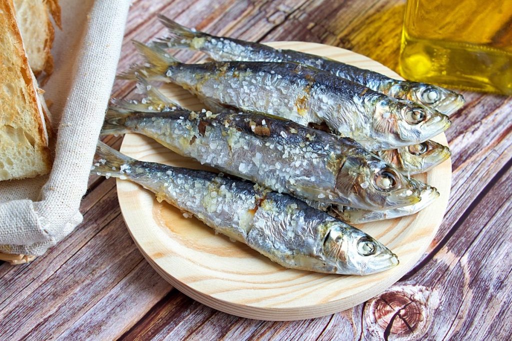 Cómo hacer unas sardinas al horno con un sabor espectacular 83 Hornea las sardinas en sirve