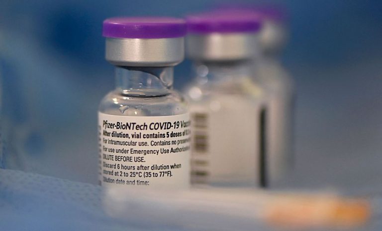 La protección de la vacuna de Pfizer/BioNTech se reduce mucho la contra infección por Ómicron