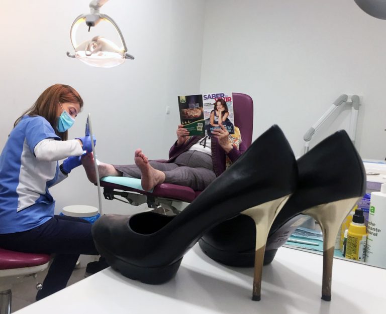Los podólogos desaconsejan «absolutamente» la exigencia y el uso de tacones en el trabajo