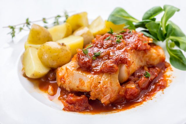 Merluza en salsa de tomate: cómo hacer este manjar en una hora