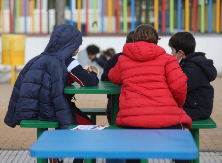 Murcia contratará a más de 800 docentes para cubrir las bajas de profesores en la vuelta a las aulas