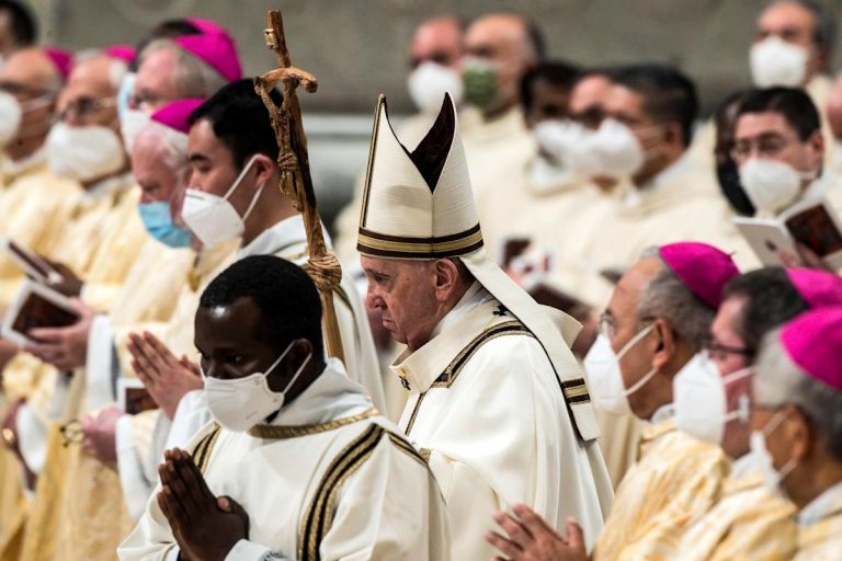 Papa defiende la fe católica que desafía las lógicas oscuras del poder
