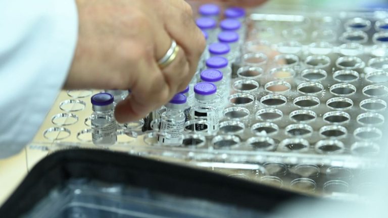 Pfizer avanza que podría tener lista en marzo una vacuna adaptada a ómicron