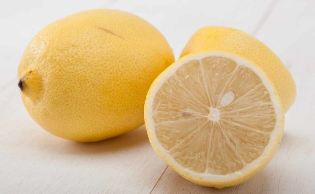 Por qué no debes tirar un limón después de exprimirlo