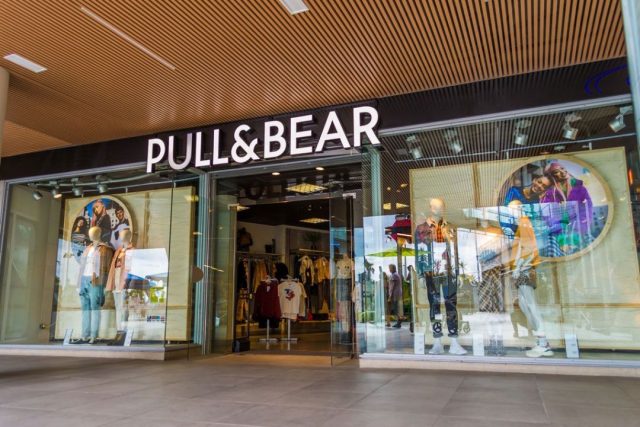 Pull&Bear rebaja al 77% esta camiseta de tu serie favorita de Netflix