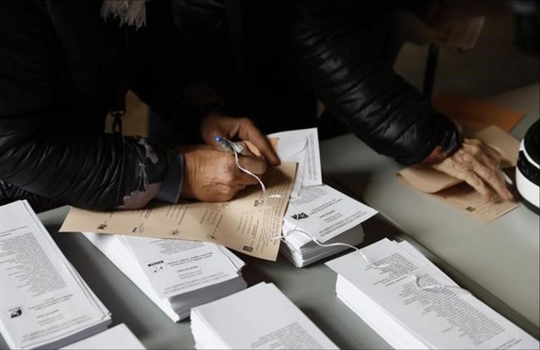 Reforzar los consulados o retrasar el escrutinio del voto exterior, medidas de la JEC ante problemas del voto rogado