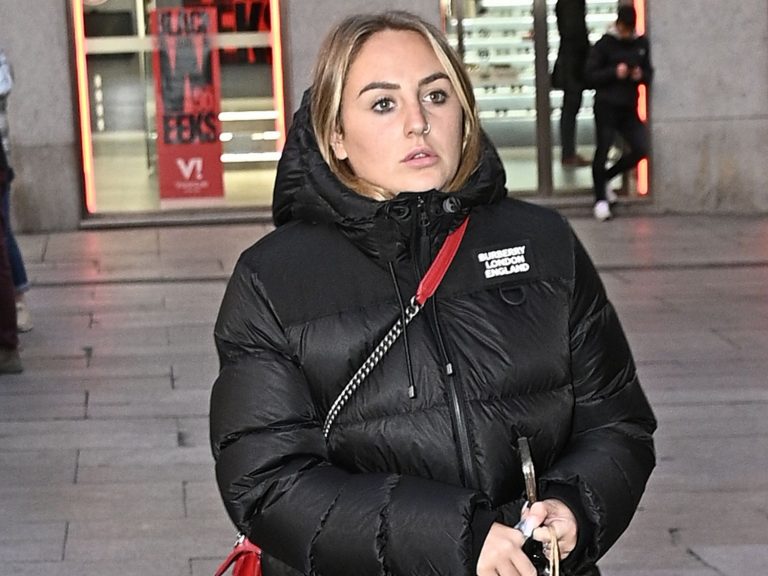 Rocío Flores, destrozada, por el nuevo ‘desaire’ de su madre, confiesa qué le pide a 2022