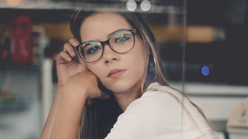 Señales que te avisan que necesitas gafas
