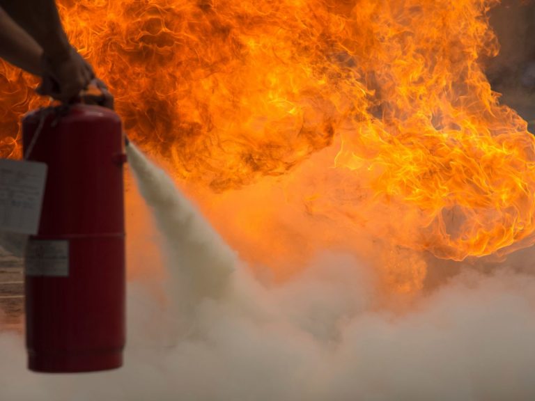 Trasladados 3 bomberos y un vecino por inhalación de humo y golpe de calor en un incendio en Vigo