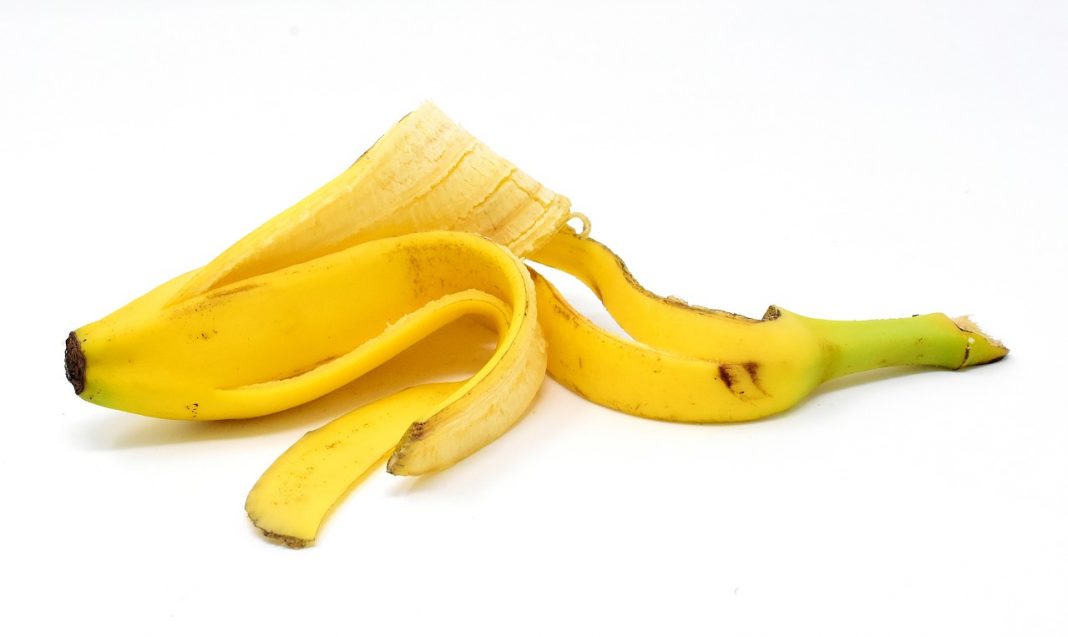 El motivo por el que deberías comerte las hebras del plátano