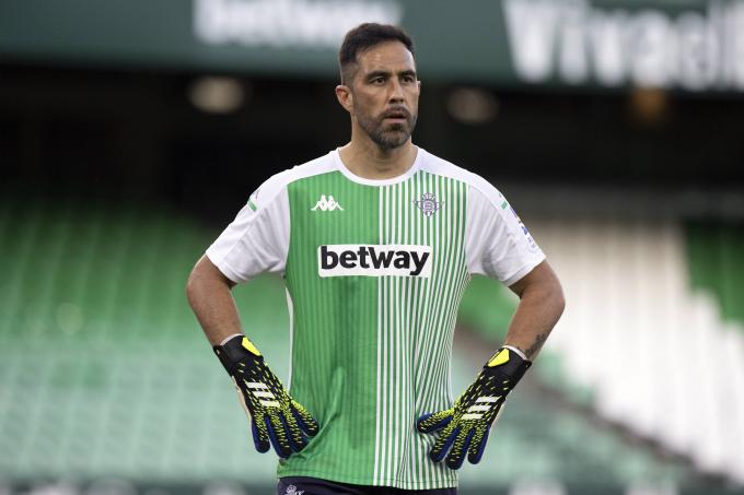 Claudio Bravo En Un Calentamiento Con El Betis Foto Cordon Press