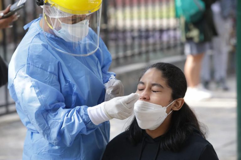 Un estudio concluye que toser hacia abajo reduce la propagación de las gotitas respiratorias